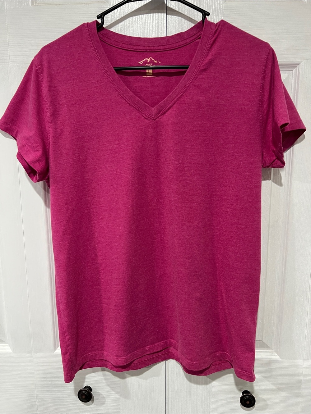 Women's V-Neck Short Sleeve Tee in Fuchsia
